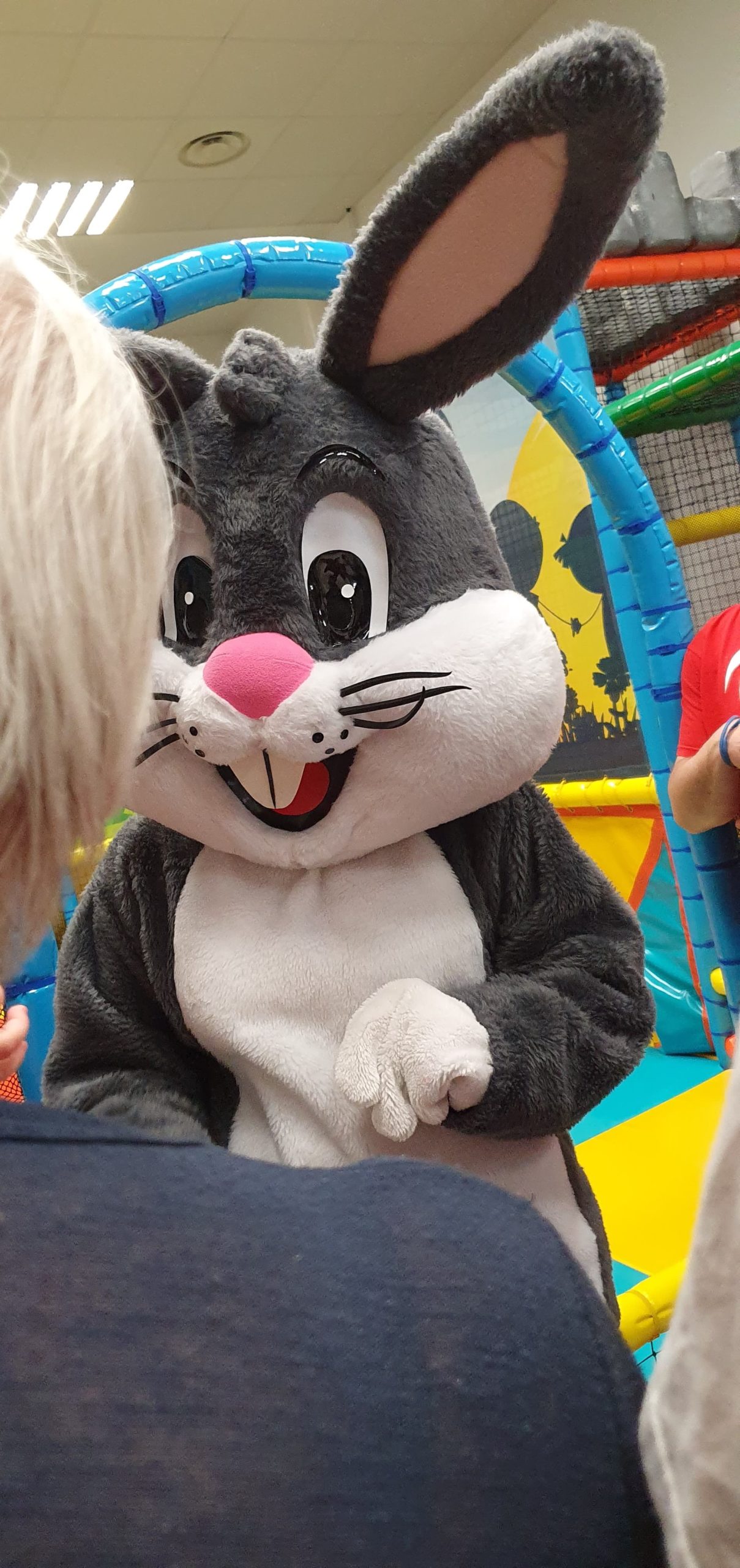 Parade de Bugs Bunny lors d'une soirée AU CHÂTEAU DES ENFANTS